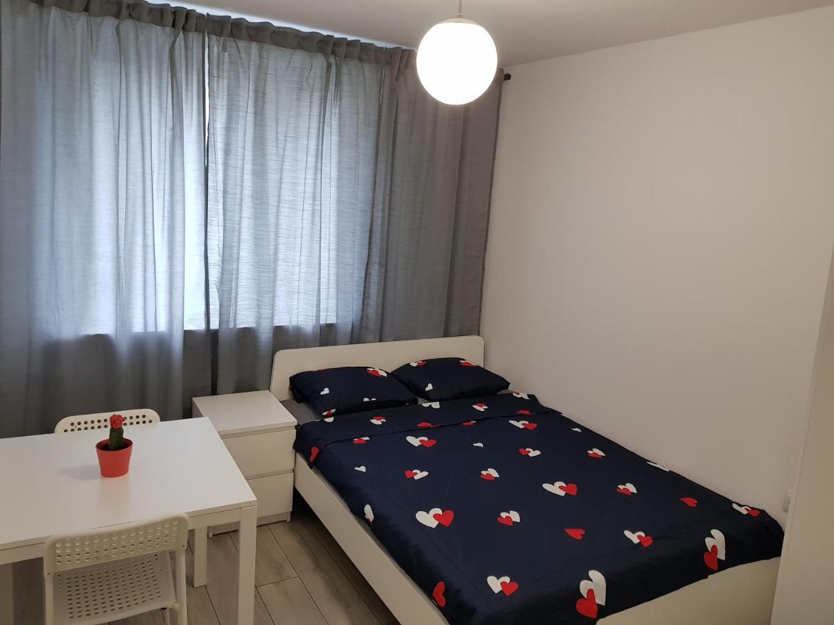 Mirrorroom Pl Airport Warsaw